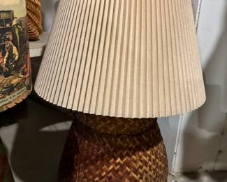 Wicker base lamp