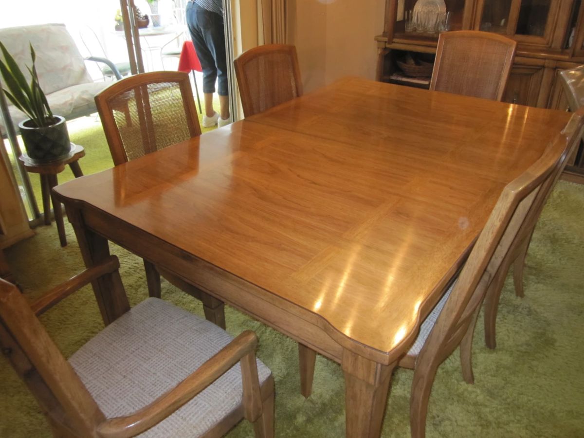 Dining room table/6 chairs & 2 leaves 