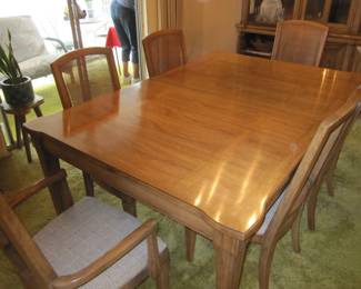 Dining room table/6 chairs & 2 leaves