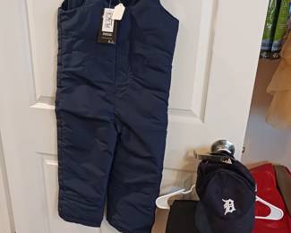 New with tags snow suit Childs