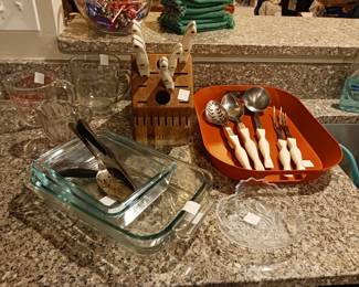 Kitchen cake baking supplies and knife set