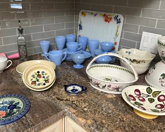 Kitchen items. Brand New In Box Items, Brand New Pits/Pans 