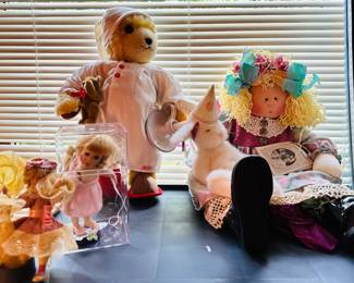 Dolls , hundreds of dolls NIB 