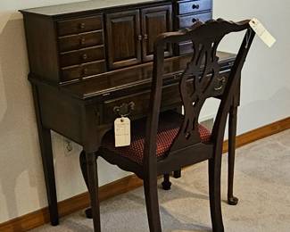 Sweet little  Pennsylvania House desk