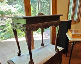 Hekman tea table with pull out holders.