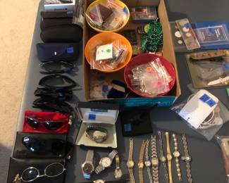 Ray-Ban, Oakley, anarchy,, Cole Haan, Vuarnet and Bolle sunglasses. Men’s watches, ladies, watches, folding knives and small coin collection.