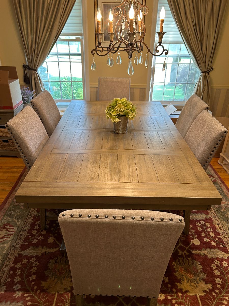 Dinning rom  table and six Chairs grey tones 