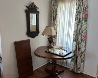 This table expands with a leaf!