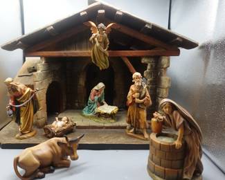 VINTAGE ANRI CRECHE WITH FIGURES