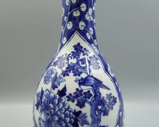 EARLY 20c BLUE WHITE CHINESE VASE