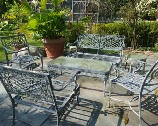 BEAUTIFUL SET OF METAL OUTDOOR FURNITURE
