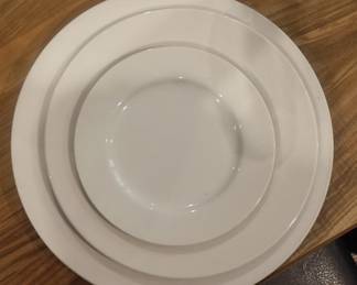 30 LARGE WHITE DINNER PLATES SOLD IN ONE LOT SERVICE 10