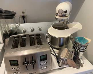 Kitchenaid mixer with attachments, Cuisinart toaster, blender