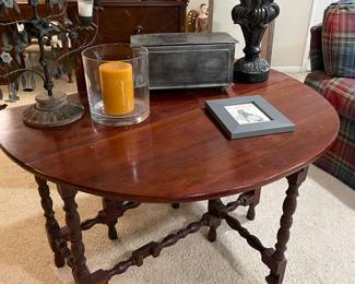 Gate-leg table with drop -leaf