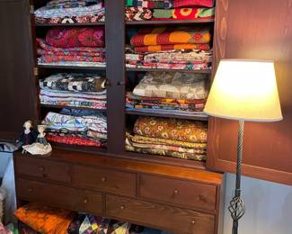 Storage cabinet and quilts