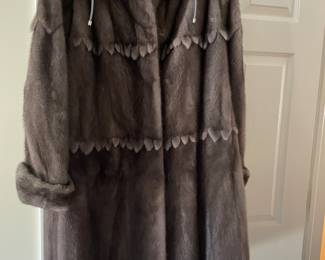 Natural mink coat - women's (M-L) with authentication papers and appraisal