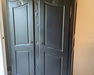 Wardrobe closet with bar and shelves