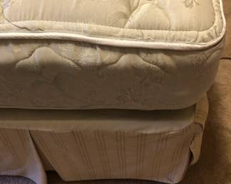 DETAIL OF MATTRESS SET QUEEN SIZE