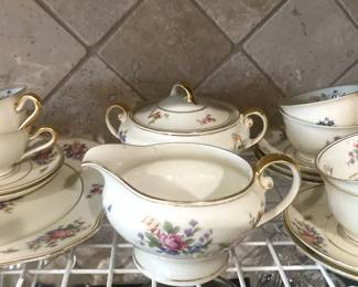 17 pieces of "The Queen Rose" by Tirschenreuth