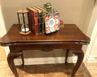 Game table top lifts and swivels