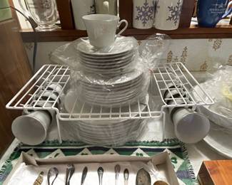 Another complete set of vintage china