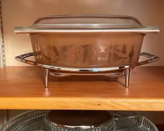 Several sets of vintage and collectible Pyrex