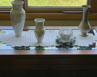 Newer cherry finish display coffee table with art vases,