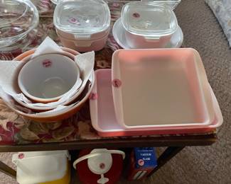 Several sets of vintage and collectible Pyrex