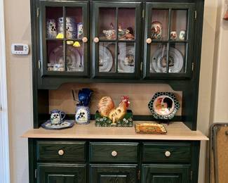 Country hutch, Rooster decor