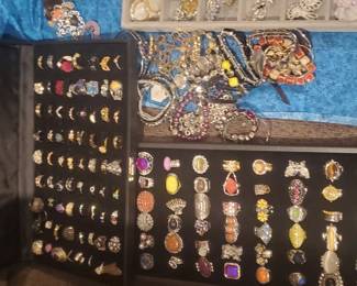 Tons of jewlery 