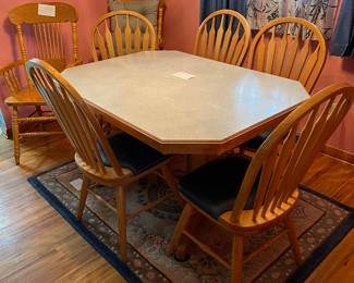 Table with 6 chairs has expandable leaf, oak captains chairs