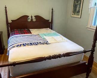 4-Post Bed/Linens