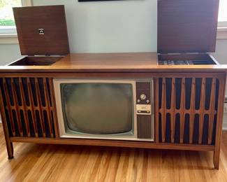 New Vista Victrola/RCA Victor television/turntable/radio