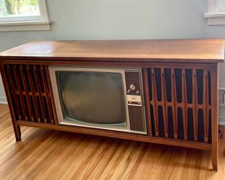 New Vista Victrola/RCA Victor television/turntable/radio