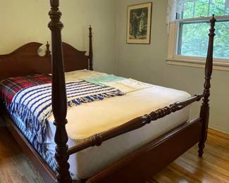 4-Post Bed/Linens