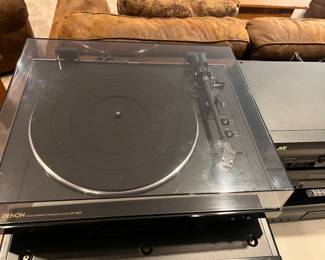 PRICE: $140.00
DENON DP-300F TURNTABLE