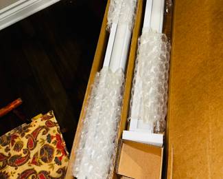 50% OFF ORIGINAL PRICE: $50 EACH
HUNTER DOUGLAS WHITE BLINDS
4-46”
2-42”