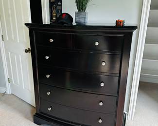 PRICE: $500
MODERN DARK BROWN QUEEN SIZE BEDROOM SET
DARK BROWN TALL CHEST OF DRAWERS
46”W x 20.5”D x 52”H
QUEEN SIZE BED WITH DRAWERS
64”W x 90” L x 50.5”H
2 NIGHTSTANDS
30”W x 18”D x 29.5”H