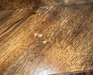 PRICE: $500 FIRM
FRONTGATE OVAL DINING TABLE (SOME SURFACE IMPERFECTIONS THAT CAN BE EASILY TOUCHED UP)
TABLE 55”L x 55”W x 30”H LEAF 20" x 55"
