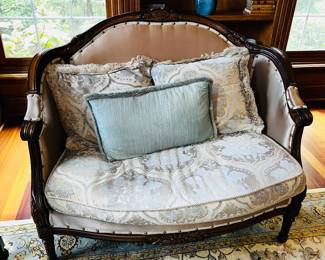 50% OFF ORIGINAL PRICE: $400
FRENCH STYLE SETTEE
47”L x 25”D x 38”H