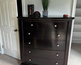 PRICE: $500
MODERN DARK BROWN QUEEN SIZE BEDROOM SET
DARK BROWN TALL CHEST OF DRAWERS
46”W x 20.5”D x 52”H
QUEEN SIZE BED WITH DRAWERS
64”W x 90” L x 50.5”H
2 NIGHTSTANDS
30”W x 18”D x 29.5”H