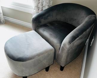 PRICE: $75/EACH
2 GRAY VELVET CLUB CHAIRS WITH OTTOMAN
27”W x 25”D x 27.5”H
OTTOMAN
18”W x 18”L x 15”H