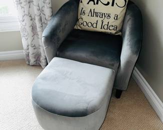 PRICE: $75/EACH
2 GRAY VELVET CLUB CHAIRS WITH OTTOMAN
27”W x 25”D x 27.5”H
OTTOMAN
18”W x 18”L x 15”H