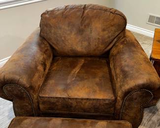 PRICE: $300
BROYHILL FURNITURE BROWN OVERSIZED BROWN CHAIR WITH OTTOMAN
CHAIR 46”W x 37”D x 36”H
OTTOMAN 21”W x 24.5”L x 17”H