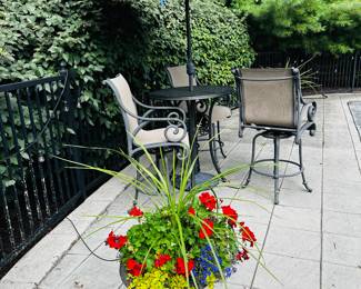 PRICE: $900 FIRM
WOODARD LANDGRAVE OUTDOOR BISTRO SET
ROUND TABLE WITH 3 BARSTOOLS
BAR CHAIRS 23.5”W x 21”D x 49”H
FLOOR TO SEAT 27”
ROUND TABLE
35”DIA x 41.5”H