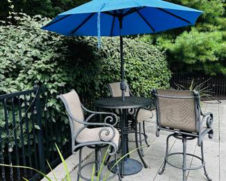 PRICE: $900 FIRM
WOODARD LANDGRAVE OUTDOOR BISTRO SET
ROUND TABLE WITH 3 BARSTOOLS
BAR CHAIRS 23.5”W x 21”D x 49”H
FLOOR TO SEAT 27”
ROUND TABLE
35”DIA x 41.5”H