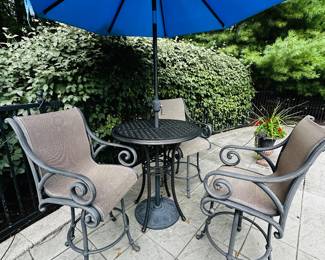 PRICE: $900 FIRM
WOODARD LANDGRAVE OUTDOOR BISTRO SET
ROUND TABLE WITH 3 BARSTOOLS
BAR CHAIRS 23.5”W x 21”D x 49”H
FLOOR TO SEAT 27”
ROUND TABLE
35”DIA x 41.5”H