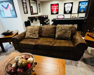 PRICE: $400
BROYHILL FURNITURE BROWN 3 CUSHION SOFA
89”L x 37”W x 36”H