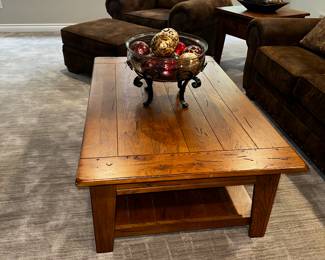 PRICE: $260
ATTIC HEIRLOOMS BY BROYHILL SOLID OAK COFFEE TABLE WITH 2 DRAWERS
50”L x 32”W x 19”H