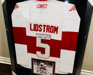 PRICE: $500
LIDSTROM SIGNED JERSEY FRAMED